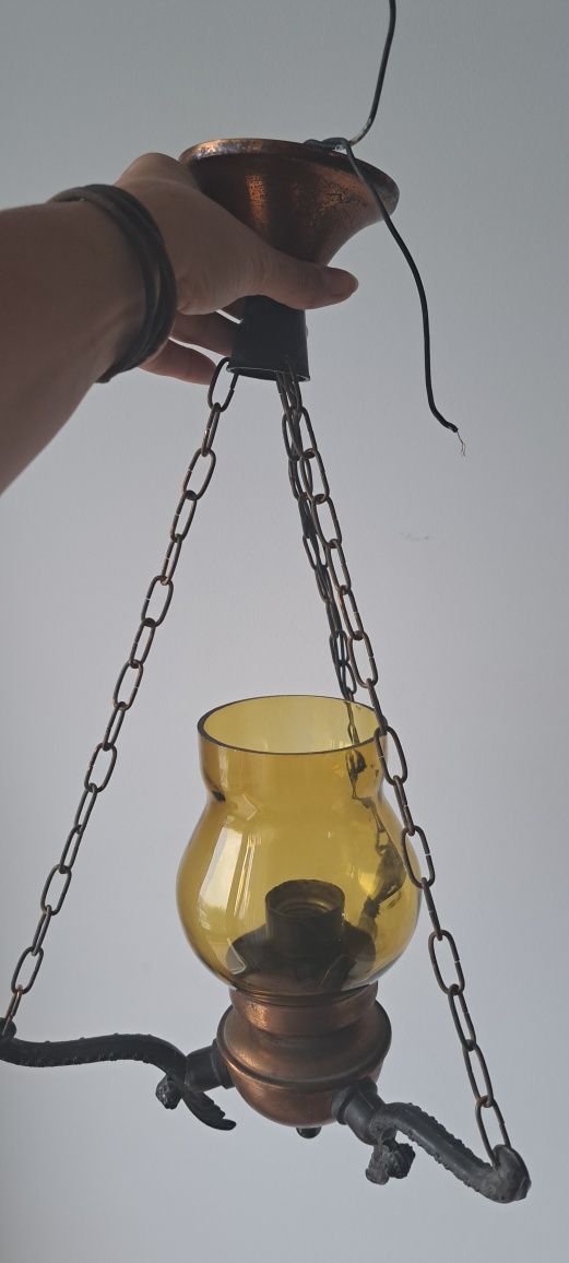 Lampa z czasów PRL z miodowym kloszem, w antycznym stylu