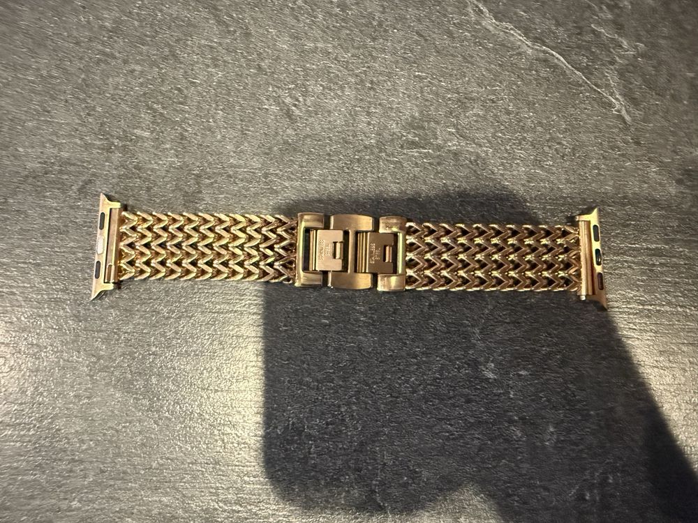 Золотой браслет на Apple Watch