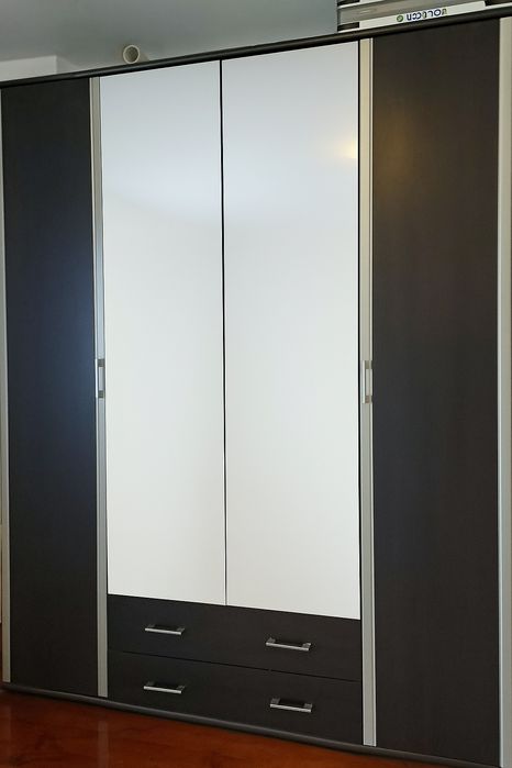 Szafa pojemna czterodrzwiowa z lustrem