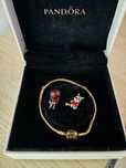 Vendo pulseira pandora original nova com dois pingentes