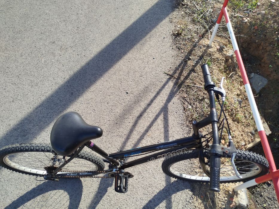 A bicicleta é preta. TOP RECORD