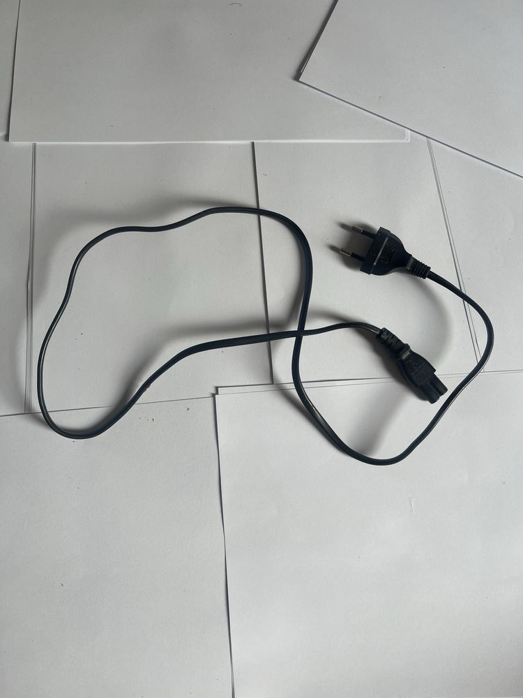 PS4 z padem, zasilaczem oraz kablem do ladowania pada
