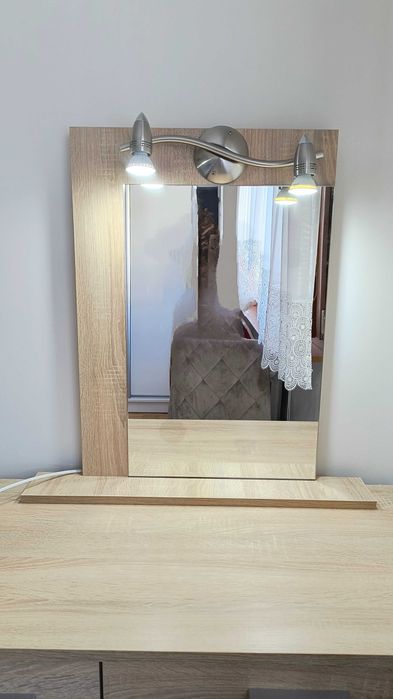 Lustro do toaletki z oświetleniem