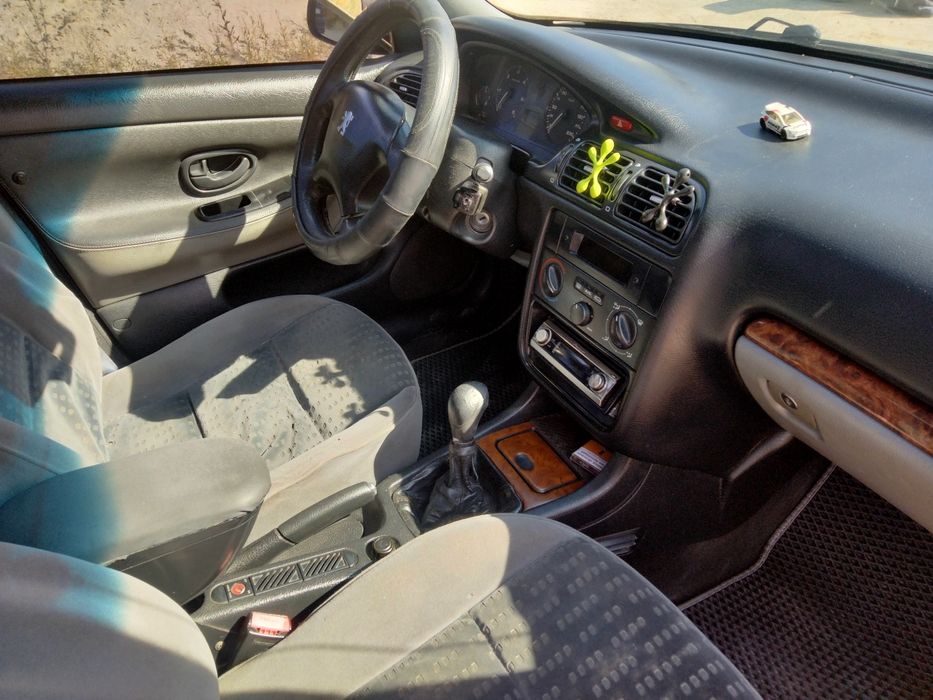 Продаю Пежо, машина їздить що дня, масла не бере ,