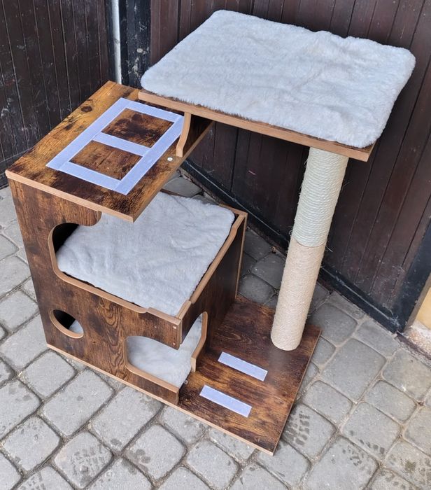 Duży drewniany drapak dla kota