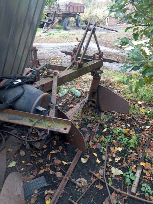 Продам плуг три корпуса