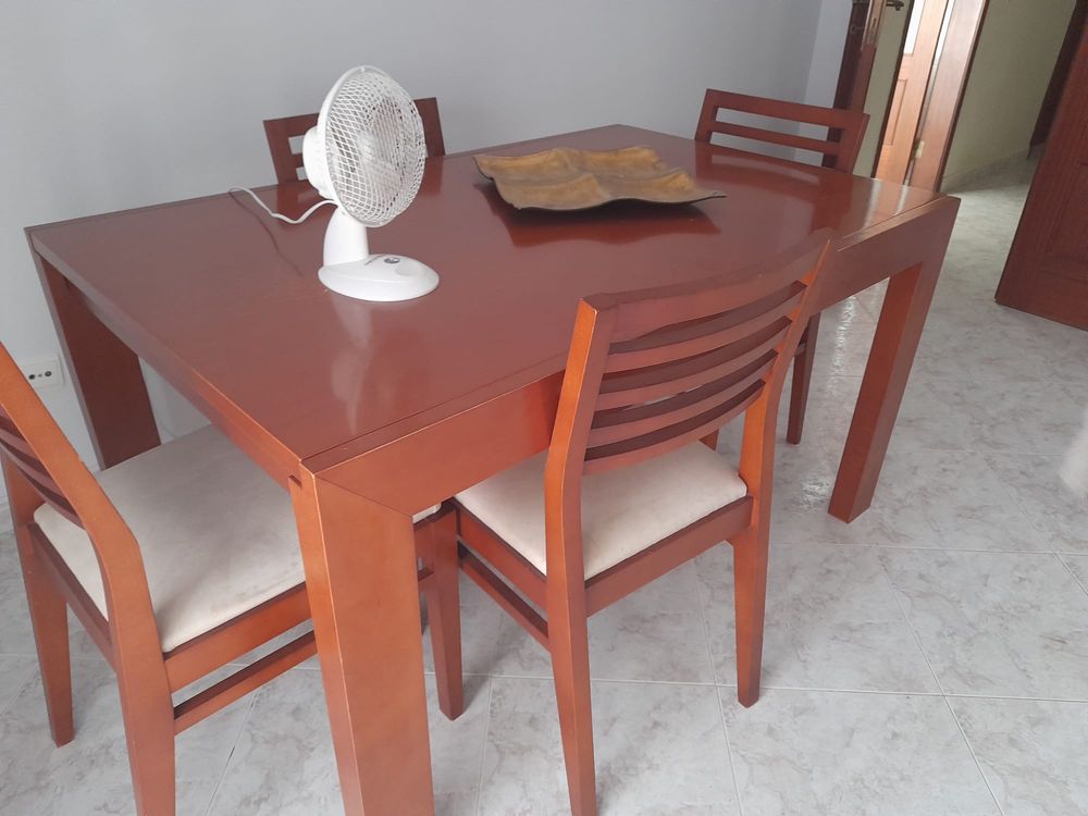 Vendo mesa estensivel de sala com cadeiras