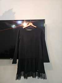 Czarna sukienka z falbanką tiulową