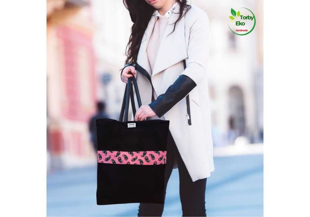 Elegancja i Komfort na Co Dzień – Torba „Navy Blue with a Pink Belt”