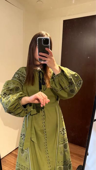 Жіноча сукня вишиванка колір хакі обємні рукави з пояском