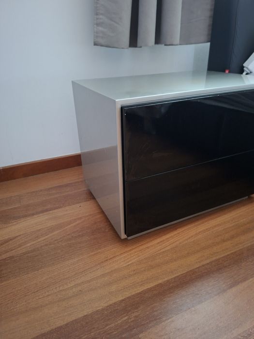 Mobilia de quarto com cama + 2 mesas de cabeceira e 1 cómoda