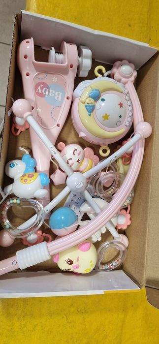 Karuzela do łóżeczka z projektorem i pozytywką kolor różowy