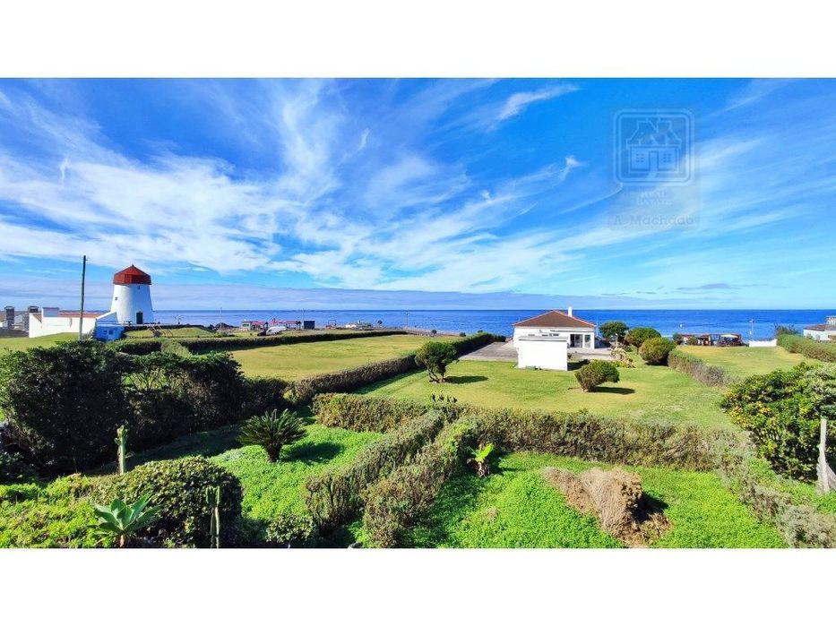 Venda De Vivenda - Moradia À Beira-Mar, Com Amplo Terreno, Jardim E...