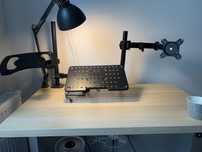 Dwa uchwyty na laptop i monitor