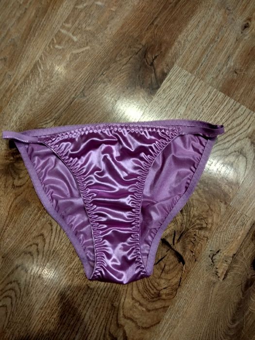 Різні в фото,шикарні трусики,атласні,трикотажні.Маю багато білизни.