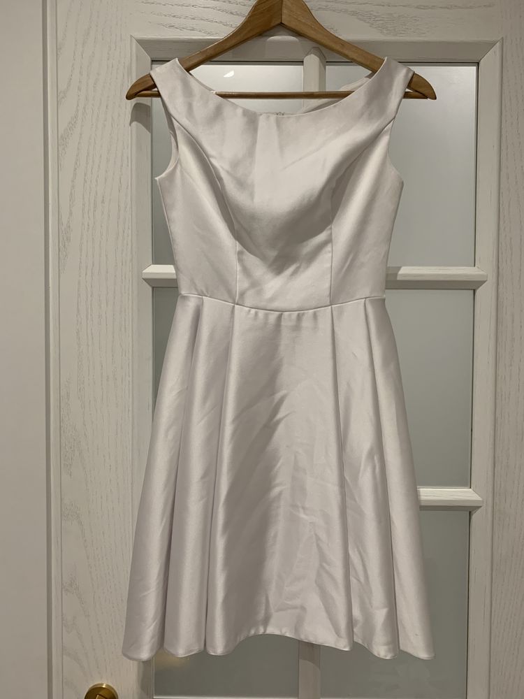 Коротка, весільна сукня