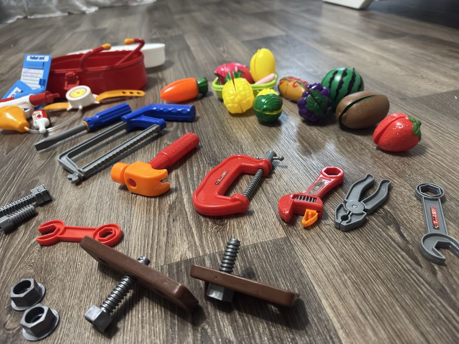 Набір розвиваючих іграшок інструменти,аптечка, фрукти.