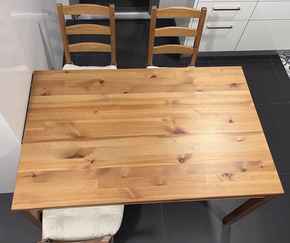 Mesa Cozinha com 4 cadeiras e almofadas