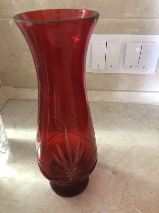 Ваза скляна червона