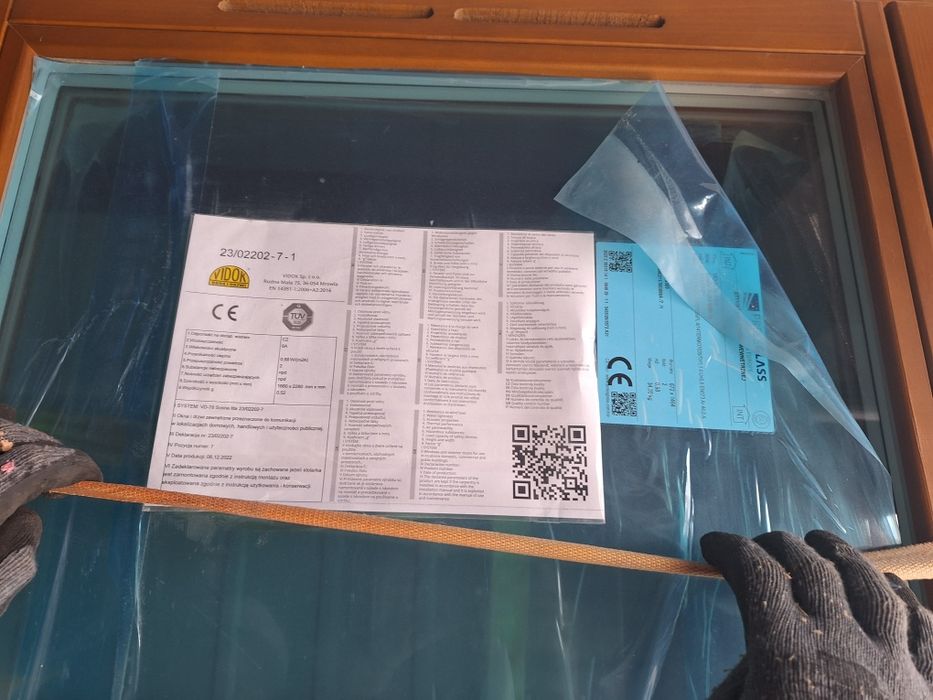 Drewniane okno z demontażu