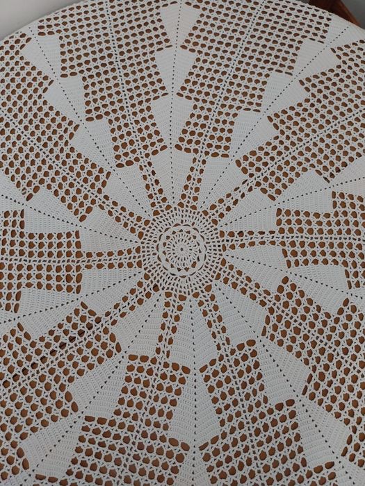 Colcha e toalha de mesa em crochê