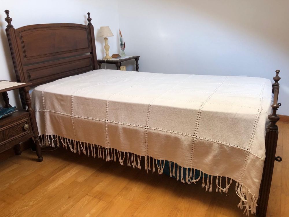 Cama de madeira com colchão