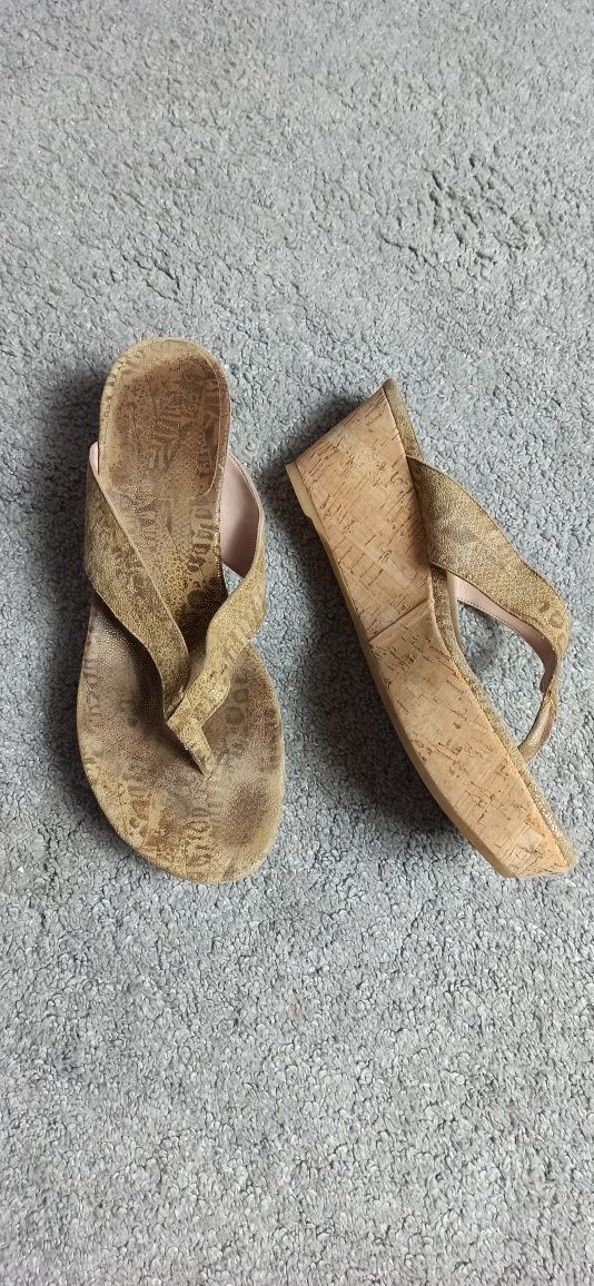 Klapki japonki koturna Stuart Weitzman 39