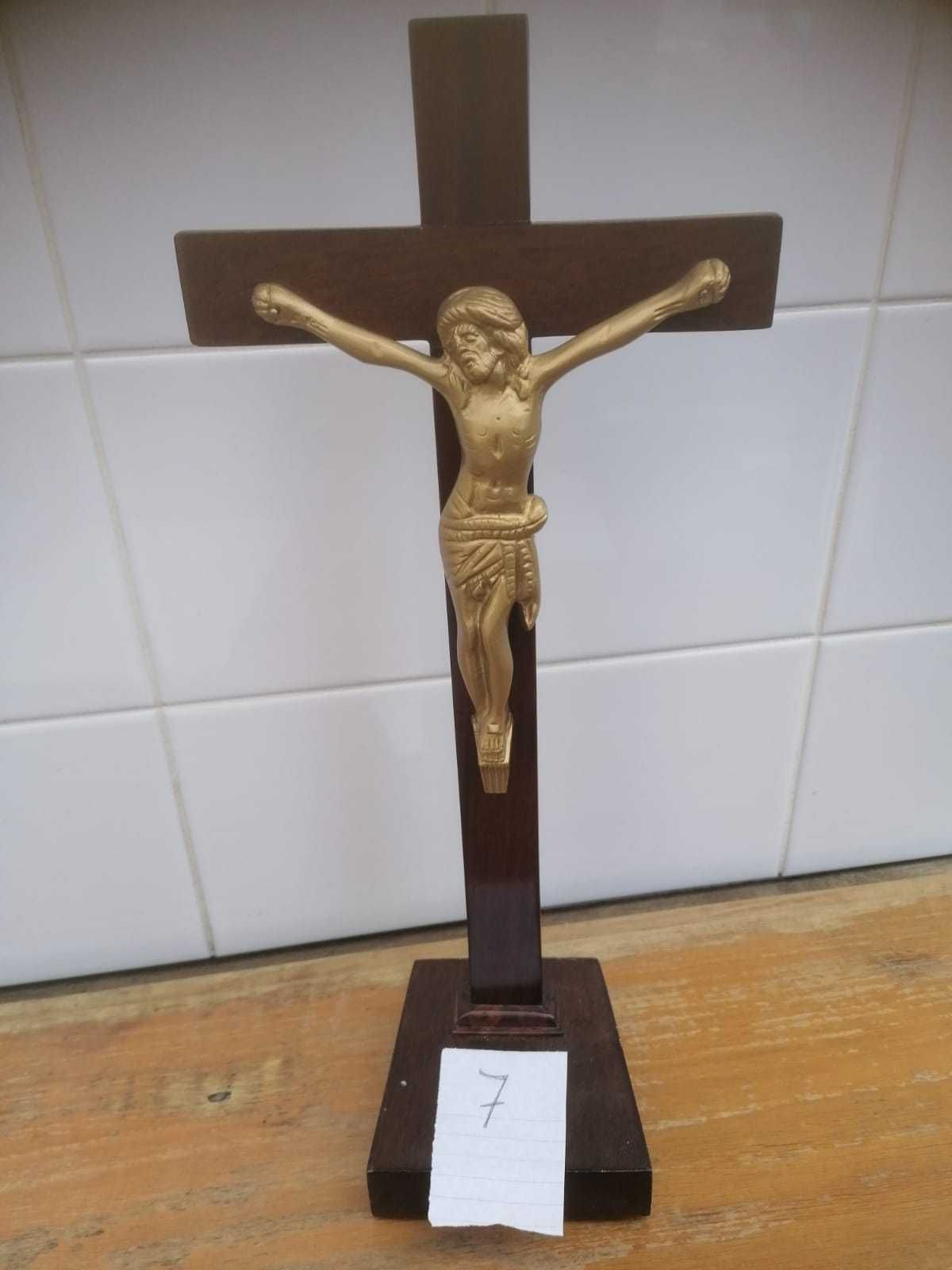 Crucifixo em madeira com Cristo em ouro suíço.