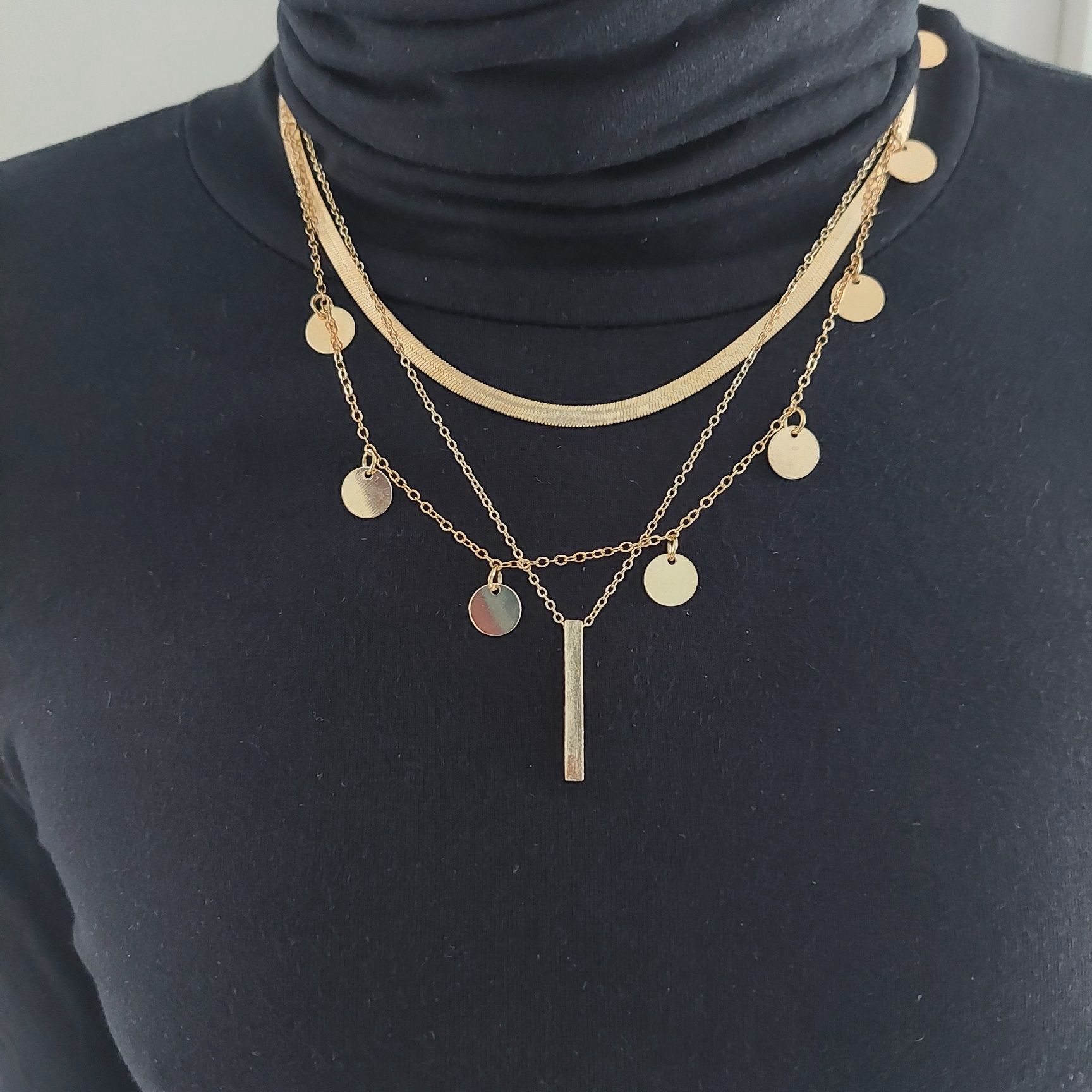 Trzy szt.zestaw retro eleganckich  łańcuszków.
Gratis kolczyki.
Piękn