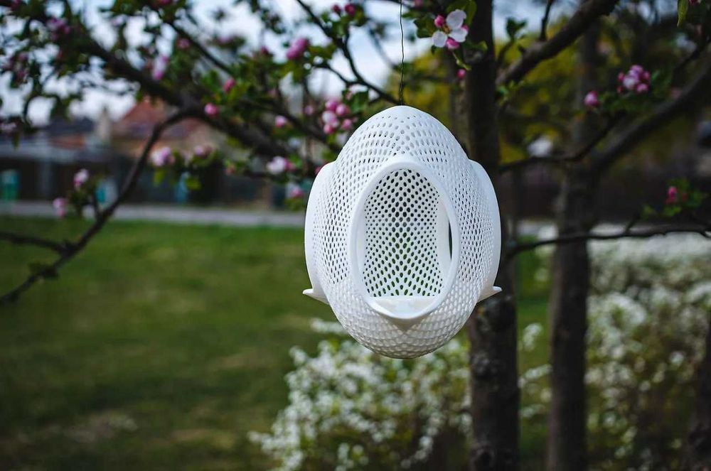 Зручна у сильному дизайні годівниці для птахів.