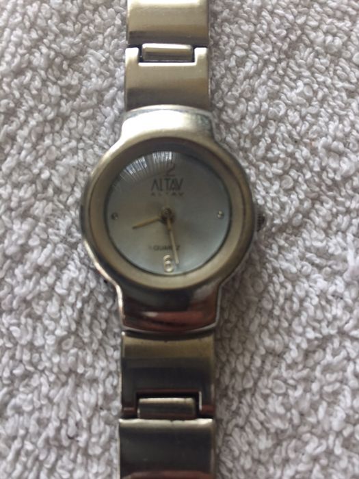 Srebrny zegarek na rękę