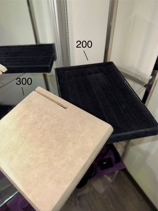 Манекени, підставки для прикрас