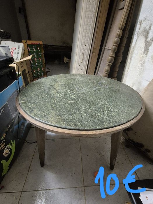 mesa redonda com pedra