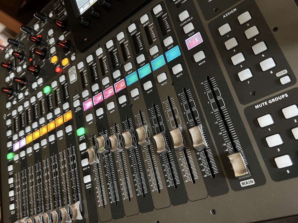 Mesa de Som Behringer X32 Compact