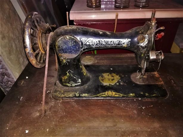 Máquina de costura Naumann - antiga