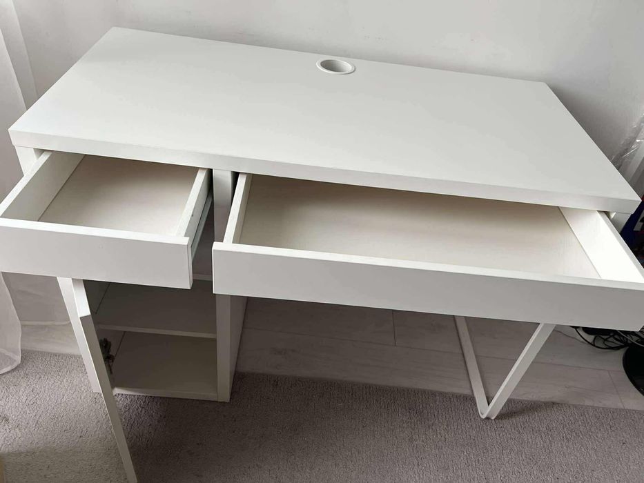 Białe biurko Ikea