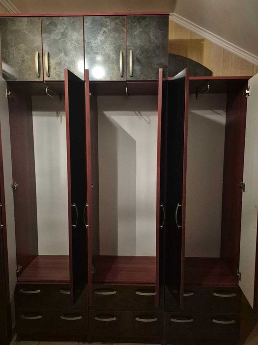 Комплект меблів у кімнату, з двох окремих частин