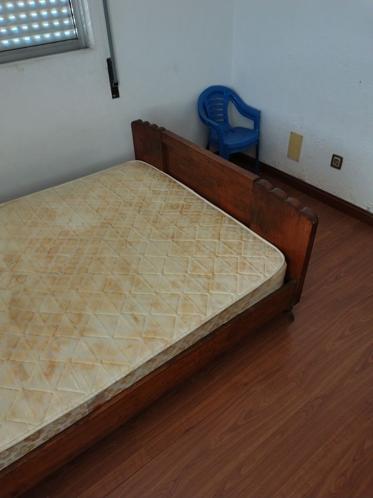 Cama  de madeira