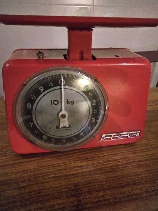 Balança antiga a funcionar