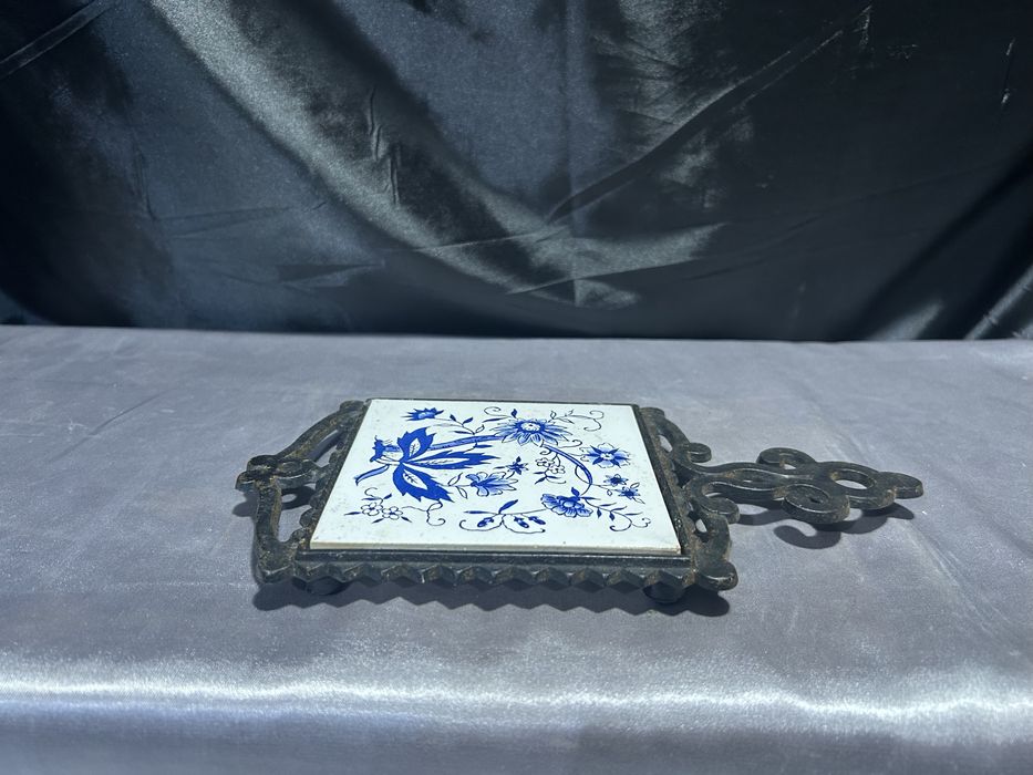 Podstawka pod gorący garnek – metal z ceramiką z kobaltowym wzorem