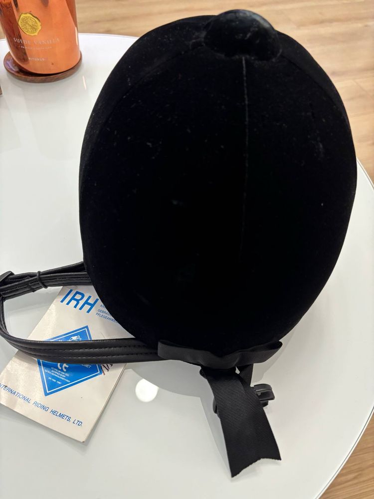 Nowy kask jeździecki toczek IRH, welurowy, rozmiar 54 cm (6 5/8)
