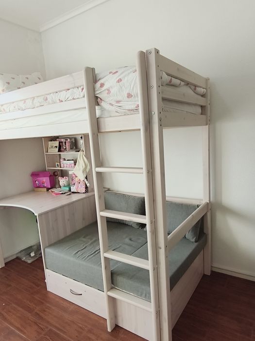 Beliche / cama alta com secretária e sofá cama como novo