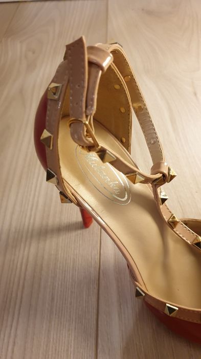 Szpilki czerwone lakierowane z ćwiekami rozmiar 38