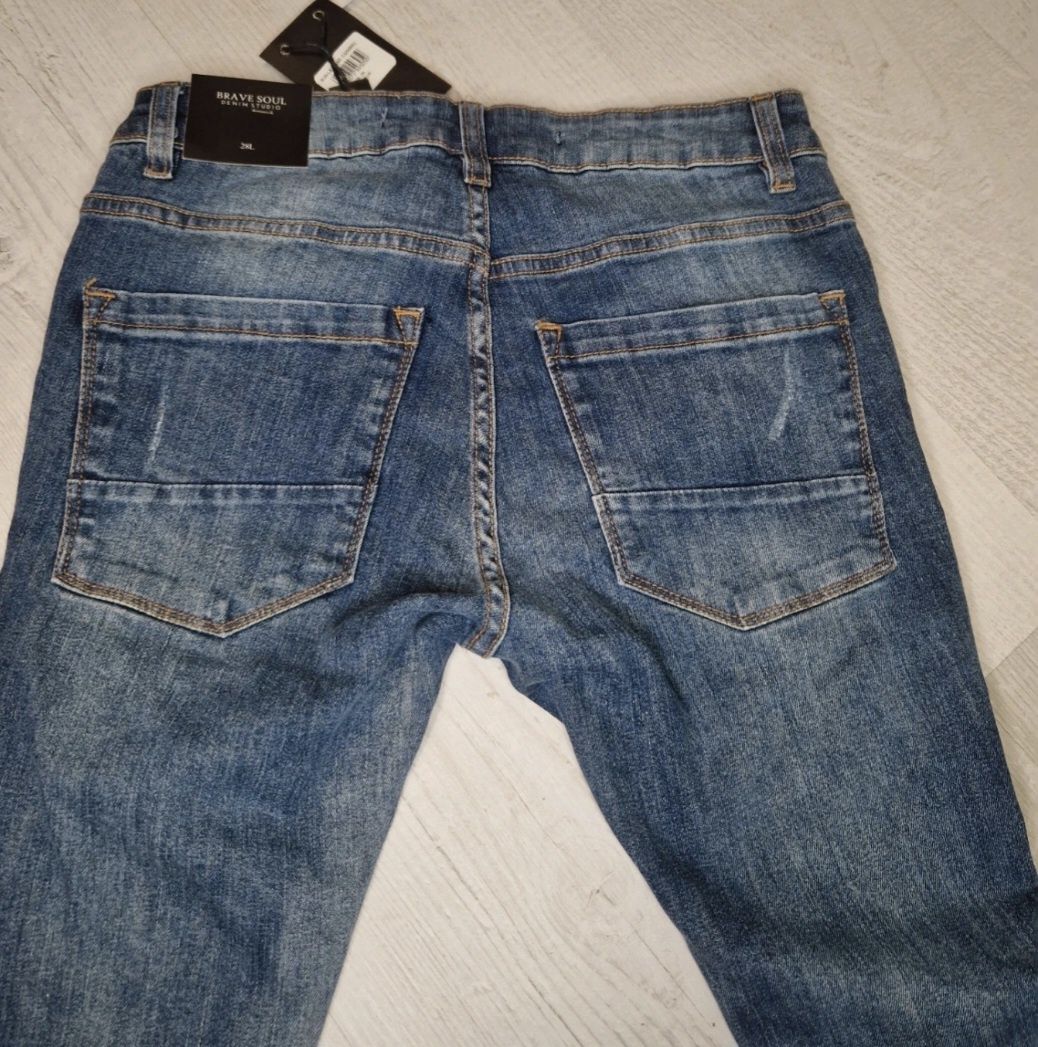 Rurki jeansowe z przetarciami
