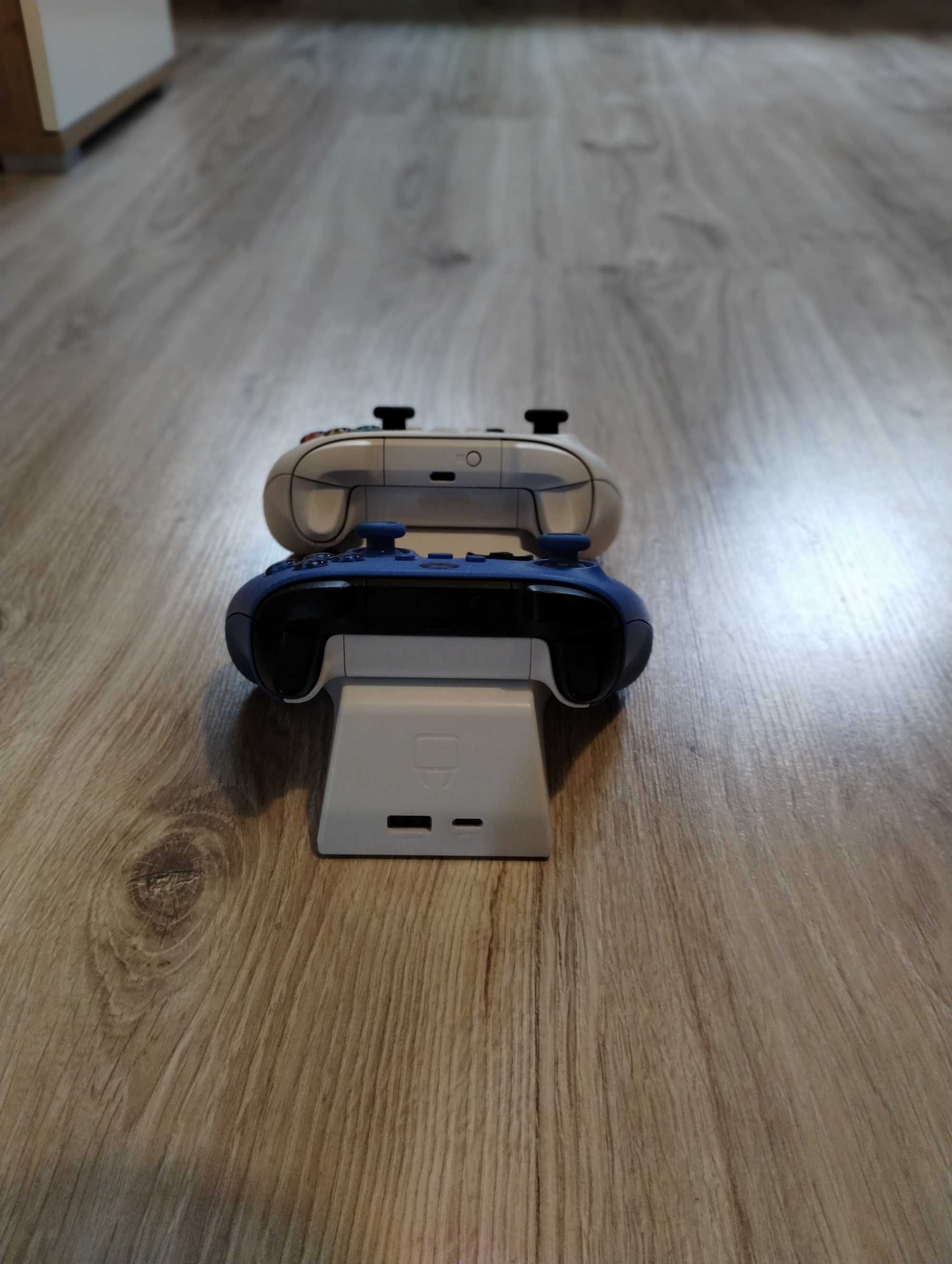 Xbox series s +2 kontrolery i stacja ładująca