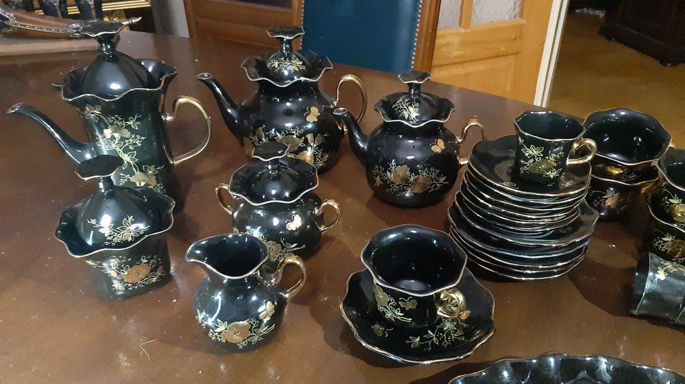 Дивовижний порцеляновий чайний сервіз