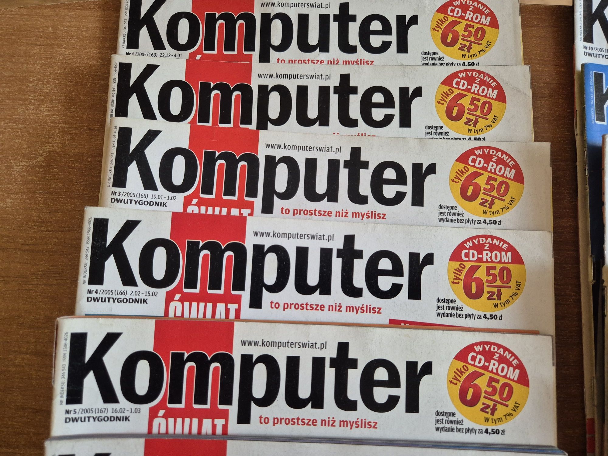 Komputer Świat 25 numerów rocznik 2005 plus 18 CD