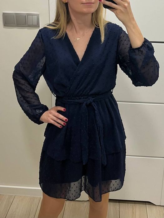 Sukienka z tiulowym rękawem