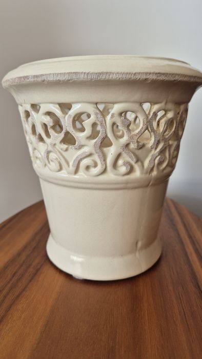 Ażurowa ceramiczna doniczka ecru