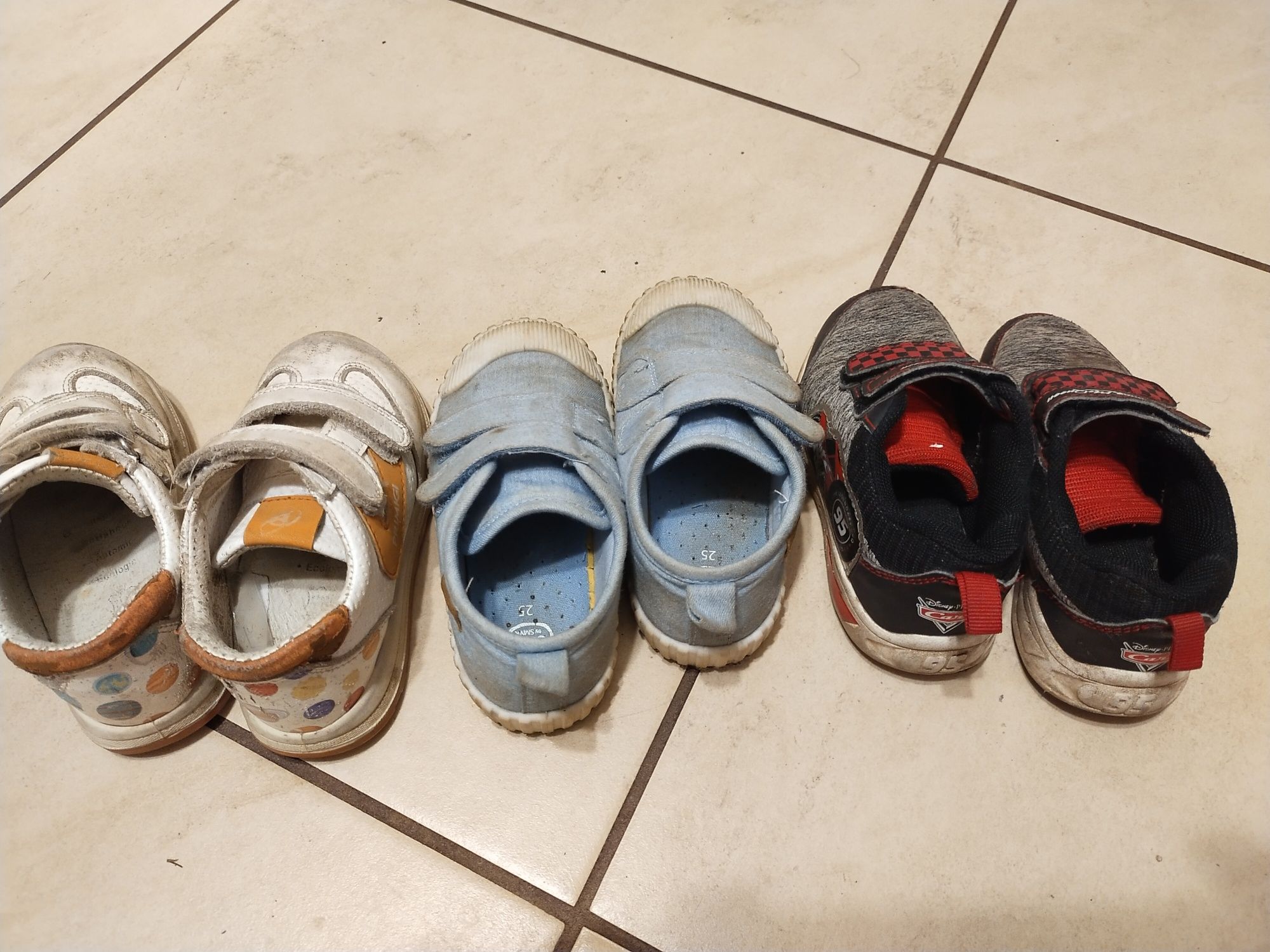 Trzy pary butów dziecięcych rozm.24-25
